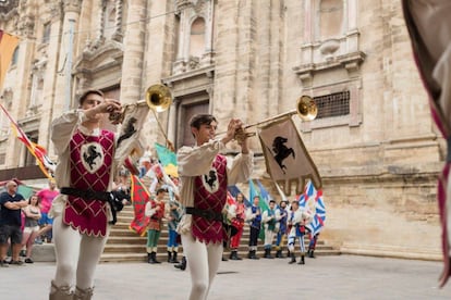 Every July, Tortosa heads back in time to the 16th century. Inside the town’s ramparts, processions representing the era’s defense armies and the local district delegates, guilds, merchants, clowns and local townsmen fill the streets of the old quarter, building a picture of one of Tortosa’s most exciting periods in history. The buildings are draped in tapestries and there are shows, workshops and gastronomic events complete with medieval recipes and sweets such as the ‘Llepolies de la Festa,’ while the local bars and restaurants are decorated to resemble renaissance establishments. These fiestas have won first prize in the 2019 My Fiesta is the Best competition run by the website Club Rural to boost tourism in Spain’s interior, fight depopulation and raise the profile of little-known festivals which help to preserve local culture. Tortosa won 29.5% of the nearly 16,000 votes cast.