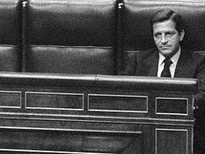 Suárez, solo en el banco azul (reservado al Gobierno) del Congreso de los Diputados, el 25 de septiembre de 1979.