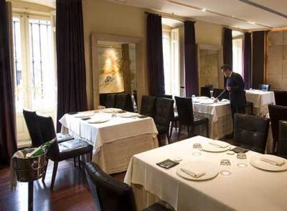 Comedor del restaurante madrileño Zaranda. A la derecha, un plato de <i>pave </i>de mero en gratín de brioche, tuétano y clorofila con <i>mouselina</i> de berenjenas.