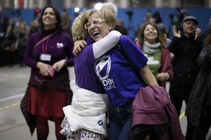Simpatizantes de En Com'u Podem celebran los resultados tras conocerse los primeros sondeos de la noche.