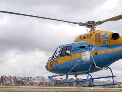 Un helicóptero de la DGT durante su labor de captura de infracciones de tráfico con una cámara.