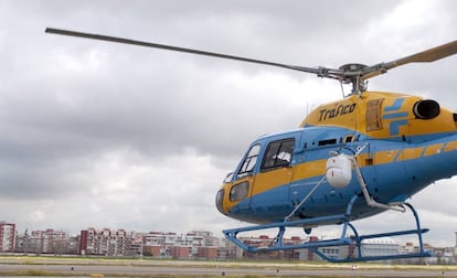 Un helicóptero de la DGT durante su labor de captura de infracciones de tráfico con una cámara.