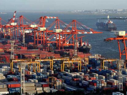 Contenedores y barcos en el puerto comercial de Tokio, uno de los de mayor tráfico del mundo.