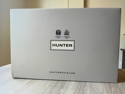 Caja en la que se entregan las botas de agua Hunter para mujer