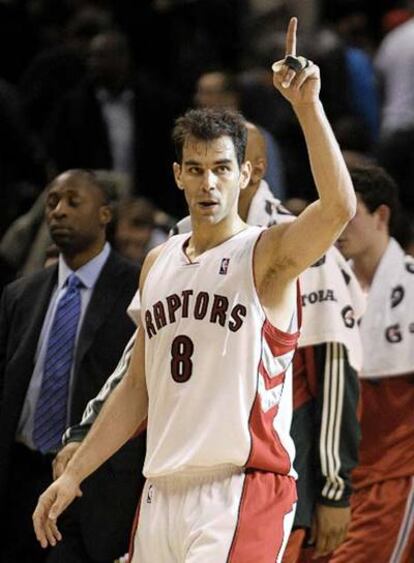 José Manuel Calderón, de los Raptors de Toronto, durante el partido contra los Bucks de Milwaukee.