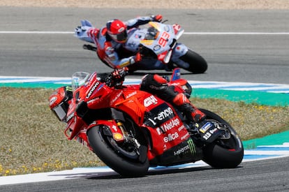 El piloto italiano de MotoGP Francesco Bagnaia durante la carrera del Gran Premio de España de Motociclismo por delante de Marc Márquez.