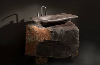 Los lavabos Unique Collection son personalizables, realizados como una escultura. En la imagen, el modelo Flow, una obra rotunda pese a su aspecto ligero.