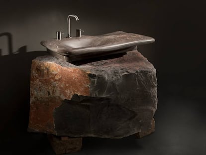 Los lavabos Unique Collection son personalizables, realizados como una escultura. En la imagen, el modelo Flow, una obra rotunda pese a su aspecto ligero.
