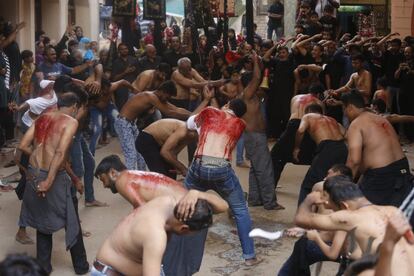 Los musulmanes indios se flagelan durante una procesión de Muharram en Ahmadabad (India).