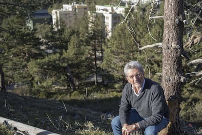 Adolfo Rodríguez, de Ecologistas en Acción, delante de algunos de los apartamentos