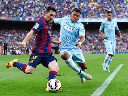 Messi centra el balón en el partido contra el Granada. 
 