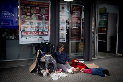 Una familia sin hogar a la puerta de un supermercado en Buenos Aires el pasado noviembre.