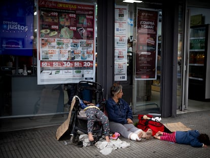 Una familia sin hogar a la puerta de un supermercado en Buenos Aires el pasado noviembre.