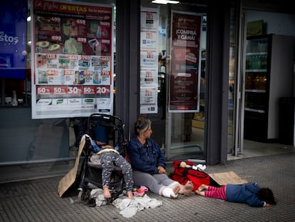 Una familia sin hogar a la puerta de un supermercado en Buenos Aires el pasado noviembre.