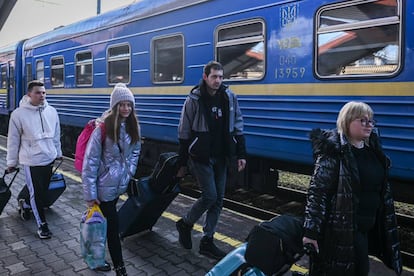 Ciudadanos ucranianos cogen un tren en Polonia