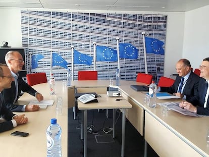 Ximo Puig y Joan Calabuig, a la derecha, con miembros del gabinete de Transportes de la CE.
