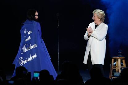 Katy Perry le dio todo su apoyo a Hillary Clinton en un mitin en Pensilvania el 5 de noviembre. "Estoy con la señora presidenta", dice en el bordado de su capa.