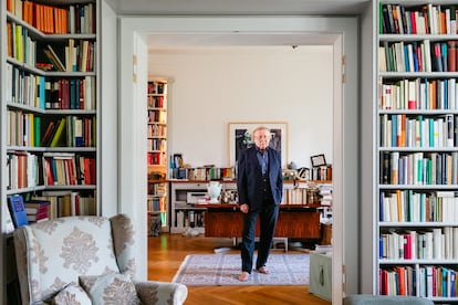 El filósofo alemán Peter Sloterdijk en la biblioteca de su casa.