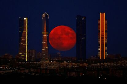 La Luna preside el cielo en la zona de las Cuatro Torres de Madrid. 11 de agosto de 2014.