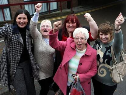Trabajadoras y antiguas empleadas del Ayuntamiento de Birmingham celebran la sentencia.