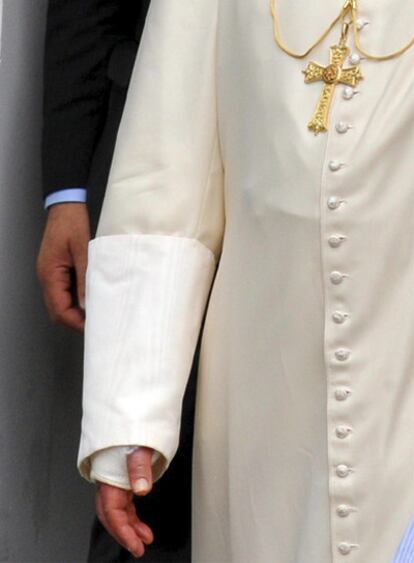 La muñeca derecha del Papa Benedicto XVI tras ser operada.