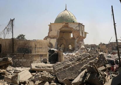 Las fuerzas gubernamentales iraquíes anunciaron el pasado 29 de junio que habían recuperado la histórica mezquita de Mosul, el mismo lugar donde justo, tres años antes, Abubaker al Bagadadi había proclamado el califato. “Todavía quedan duros combates por librar pero la Coalición continuará estando al lado de nuestros socios iraquíes hasta que Mosul quede completamente liberado del ISIS y el ISIS sea completamente derrotado en todo Irak”, señaló entonces a EL PAÍS un portavoz de la coalición militar internacional que lidera EE UU. En la fotografía, la destruida mezquita de Al Nuri tras ser arrebatada al ISIS.