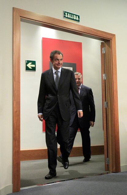 Zapatero se dirige a la sala de prensa de La Moncloa, para anunciar el adelanto electoral que pone fin a dos legislaturas.