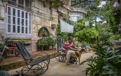 César, con su perro en la zona que habita junto a su esposa y su hija en la residencia principal, donde estaba la capilla.