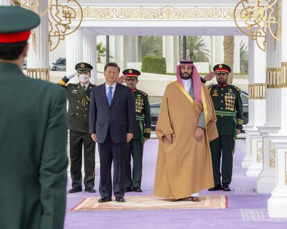 El presidente chino, Xi Jinping, junto al presidente saudí, Mohammed Bin Salmán en el palacio de Al Yamamah, en Riad, el pasado 8 de diciembre.