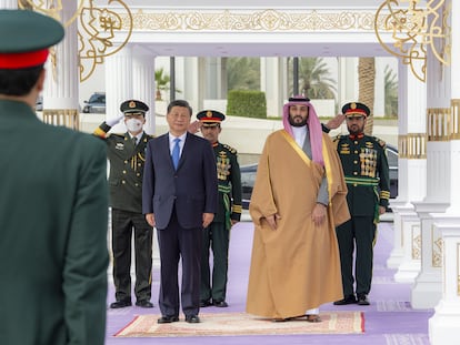 El presidente chino, Xi Jinping, junto al presidente saudí, Mohammed Bin Salmán en el palacio de Al Yamamah, en Riad, el pasado 8 de diciembre.