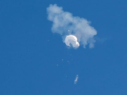 The suspected Chinese spy balloon drifts to the ocean after being shot down off the coast in Surfside Beach, South Carolina, U.S. February 4, 2023.  REUTERS/Randall Hill      TPX IMAGES OF THE DAY