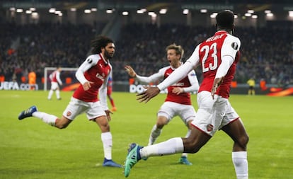 Los jugadores del Arsenal celebran su primero gol ante el CSKA en Moscú.