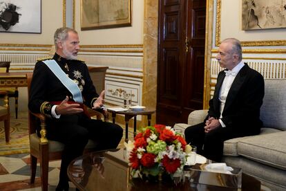 El embajador del Estado de Palestina en España, Husni Abdelwahed (derecha), mantiene un encuentro con el rey Felipe VI, este lunes en Madrid.