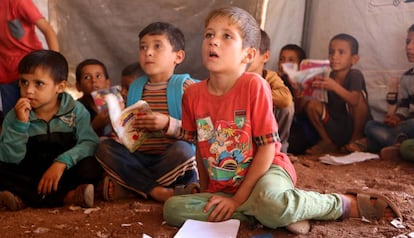 Niños refugiados asisten a clase en el campo de desplazados de Atmeh, en Idlib, al norte de Siria.