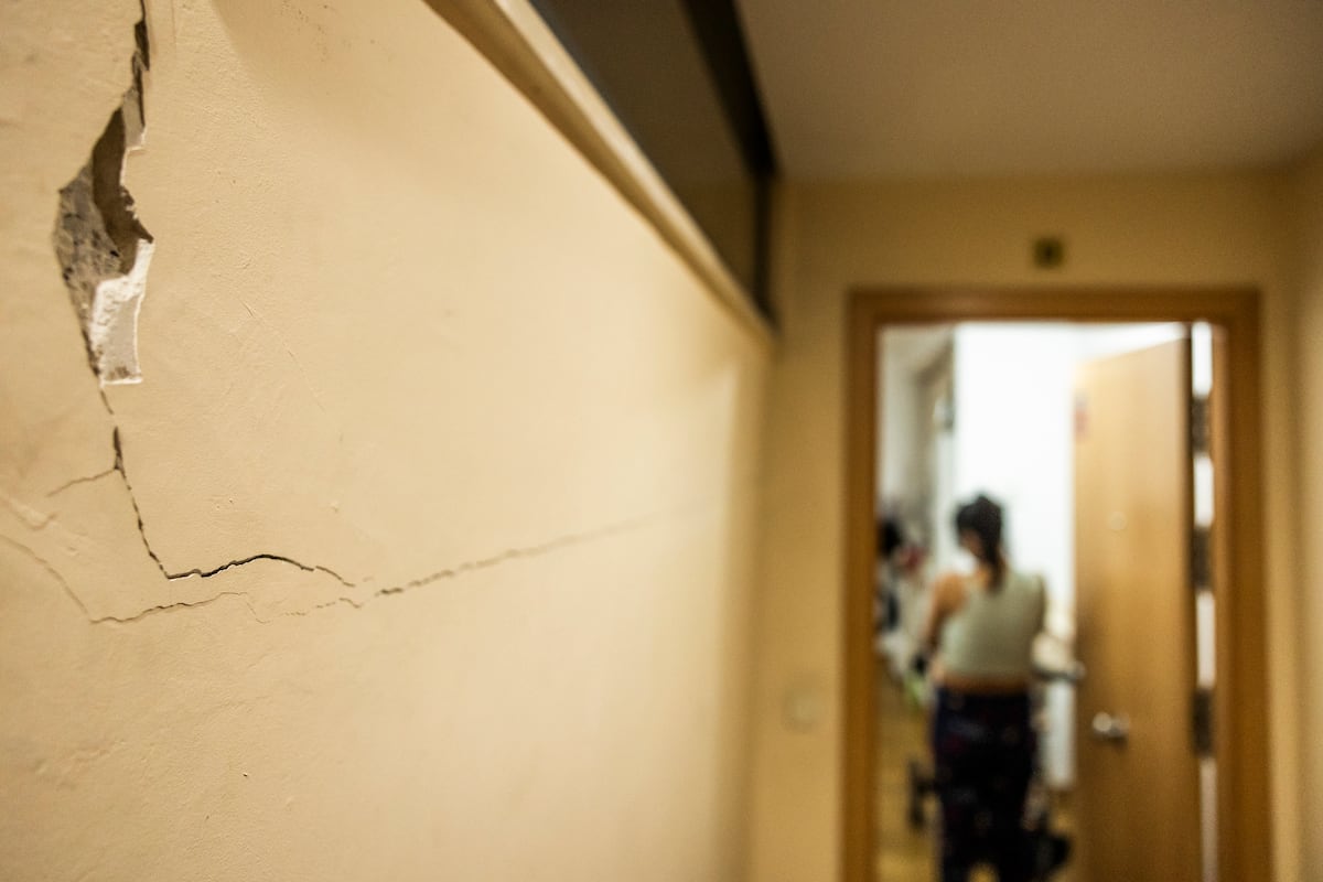 Con grietas y humedades conviven una víctima de violencia machista y sus hijas realojadas por la Sareb
