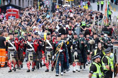Vista del desfile celebrado en la Royal Mile en el que ha sonado la música de las gaitas y los tambores. Los reyes llevan desde este lunes en la capital escocesa festejando la coronación, cuyo acto central ha tenido lugar este 5 de julio. 