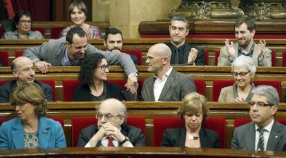 El diputado de Junts pel Si, Raül Romeva (c), felicitado por miembros de su grupo tras su intervención ante el pleno del Parlament.