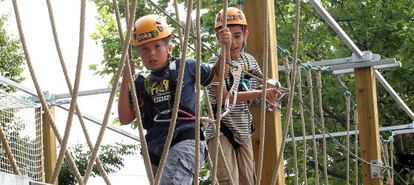 Varios niños juegan en el Txikigune del parque de Doña Casilda.