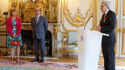 Jean-Marie Colombani, a la derecha, recibi&oacute; ayer en Par&iacute;s la Legi&oacute;n de Honor de manos de Hollande.