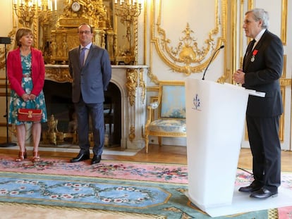 Jean-Marie Colombani, a la derecha, recibi&oacute; ayer en Par&iacute;s la Legi&oacute;n de Honor de manos de Hollande.