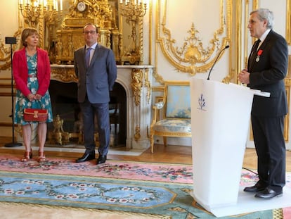 Jean-Marie Colombani, a la derecha, recibi&oacute; ayer en Par&iacute;s la Legi&oacute;n de Honor de manos de Hollande.