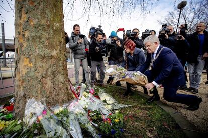 El alcalde de Utrecht, Jan van Zanen, y la concejala Linda Voortan depositan flores cerca del lugar del suceso en la plaza 24 de Octubre este martes en Utrecht (Holanda).