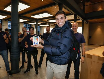 Enrique, el agradaciado con la primera unidad del modelo en la tienda Apple de Puerta del Sol, Madrid. 