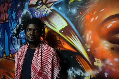 Djae Aroni (31 años), estudió la licenciatura de Derecho y un máster en leyes en la Universidad de Londres. Guitarrista del grupo afropunk Crystal Axis, regresó a Nairobi para apoyar a su país. Miembro del colectivo social Powa 254 (en alusión al prefijo de Kenia), participa en todas las protestas. “Las del año pasado surgieron sin organización, sin un líder o partido, fueron todos los kenianos de todos los sectores y rincones del país los que salieron a la calle para protestar contra el proyecto de ley de finanzas”, dice desde la sede de Powa 254. “Fue alentador ver cómo nos unimos, cómo nos apoyamos, cómo nos organizamos y en qué se convirtió el movimiento, no solo para Kenia, donde [el presidente del Gobierno, Willian] Ruto tuvo que retirar la ley, sino a nivel regional, porque se generaron muchas conversaciones en torno a la deuda en otros países africanos”, añade. Para Aroni, el uso de plataformas como TikTok, Instagram o X fue fundamental para el éxito de las protestas, y lo sigue siendo hoy en día para continuar con la lucha y organizar mejor las marchas en 2025. “Usamos las redes sociales para movilizarnos, compartir información y difundir imágenes de lo que estaba sucediendo, porque la brutalidad policial se produjo casi desde el principio”.
