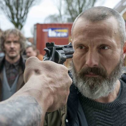 Desde la izquierda, Nicolaj Lie Kaas, Lars Brygmann y Mads Mikkelsen, en 'Jinetes de la justicia'.