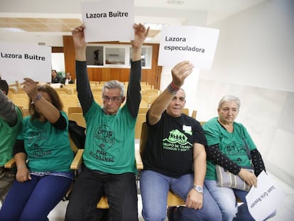 Varios vecinos afectados por el fondo de inversión Lazora, este jueves en el pleno de San Sebastián de los Reyes.