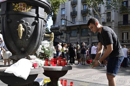 Una persona deja una rosa en La Rambla el día siguiente al atentado.