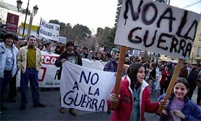 La manifestación contra la guerra en Irak que ayer recorrió las calles de Castellón.
