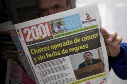 Un hombre lee el periódico esta mañana que anuncia el verdadero estado de salud de Chávez