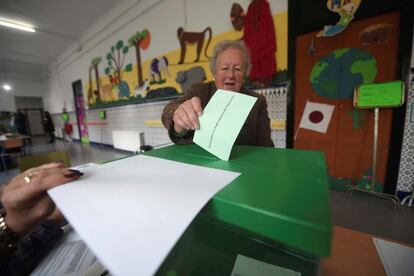 Una mujer deposita su voto en el colegio Colón en Córdoba.